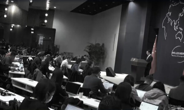 ロシア記者　欧州のプーチン批判巡り　中共外交部に率直に質問