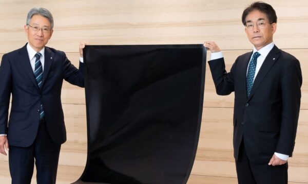 薄く軽く曲がるペロブスカイト太陽電池を実用化　積水化学がSOLAFILの事業開始