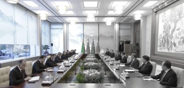 虚構で補う軍事力　AI情報戦の裏にある構造問題