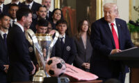 メッシ選手らがホワイトハウス訪問　トランプ米大統領「君はペレより上手いかも」