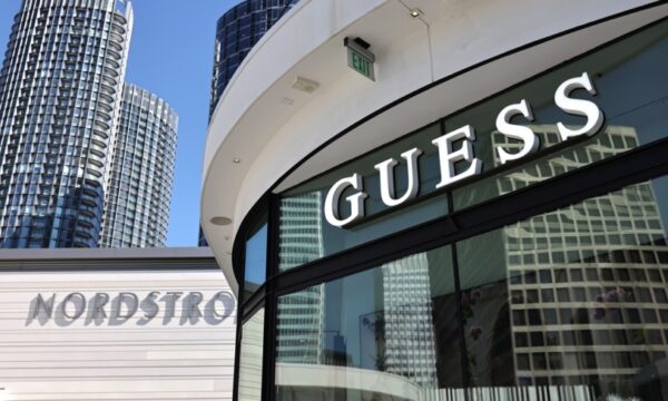米ファッションブランド「ゲス（GUESS）」中国で全店閉鎖へ