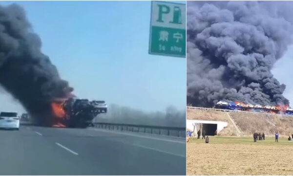 河北省の高速で火災　車両数十台が焼け骨組みだけに