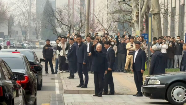 元首相　温家宝が大々的に姿見せ　二つの権力中枢の暗闘が表面化