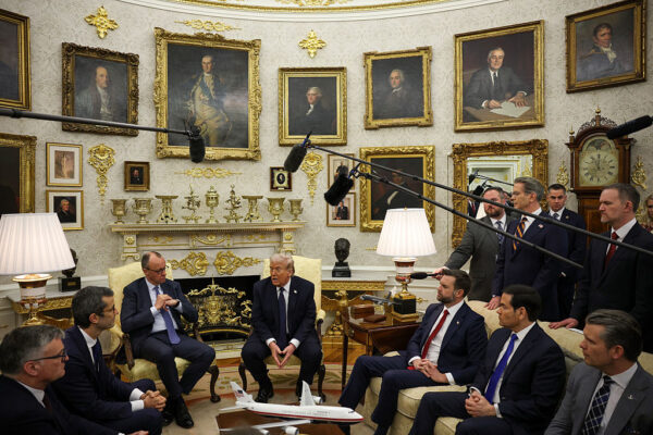 トランプ氏　独首相と会談　「イラン指導部は近く武器放棄」