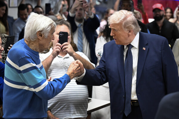 トランプ大統領　フロリダ・ベネズエラ街サプライズ訪問！住民「ありがとう」歓声