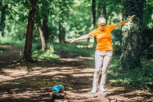 転倒予防に　片足運動で身体のバランスと筋力を高めましょう