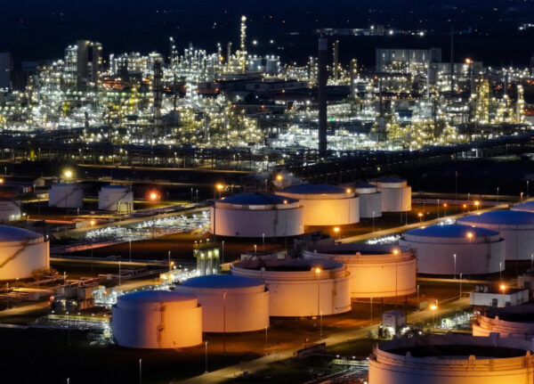 イラン　湾岸石油施設への攻撃を強化　原油価格は急騰