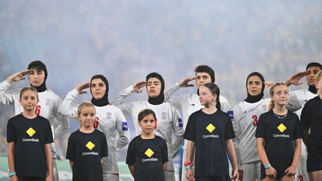 イラン女子サッカー選手で国歌拒否で弾圧の恐れ　トランプ氏が受け入れ表明