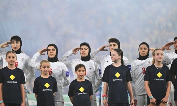 イラン女子サッカー選手で国歌拒否で弾圧の恐れ　トランプ氏が受け入れ表明