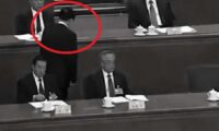 序列4位の王滬寧が習近平に異例のお辞儀　「両会」中の注目の一幕
