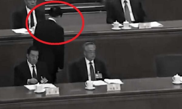 序列4位の王滬寧が習近平に異例のお辞儀　「両会」中の注目の一幕