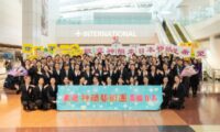 神韻芸術団が羽田に到着　ファンが熱烈歓迎　2026年日本公演が開幕へ