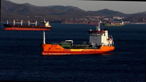 イランがホルムズ海峡封鎖なら　トランプ氏「20倍の打撃」