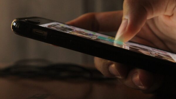 寝る前のドゥームスクロールが最悪の行為かもしれない——新研究が示唆