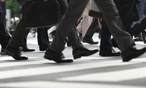 企業倒産　2年連続1万件超えへ　物価高と人手不足が中小企業を圧迫