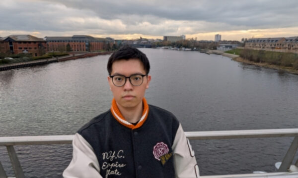 中国人留学生が海外で反共宣言を読み上げ　習近平退陣を要求