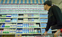 中国高級牛乳も値下げ競争か 2割引で市場混乱