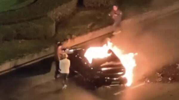 中国EV衝突後炎上 運転手死亡 弁護士「9秒で電源停止 ドア開かず」