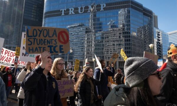 「No King」抗議で共産主義の赤旗　背後の勢力が浮上