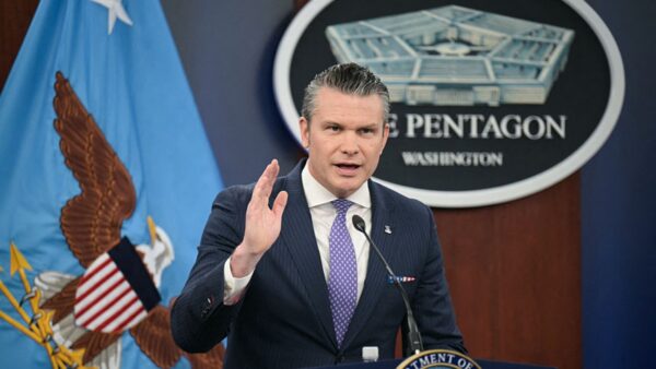 米国防長官「火力さらに強化」　イラン軍で士気低下　逃亡相次ぐ