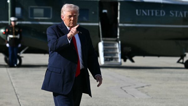 トランプ氏「イランは世界を脅迫」　テヘランは再び対話模索