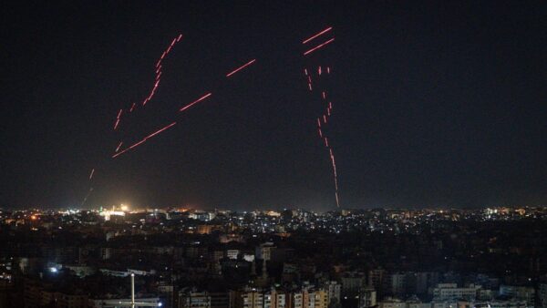 イスラエルとレバノン停戦合意　ベイルートで祝賀