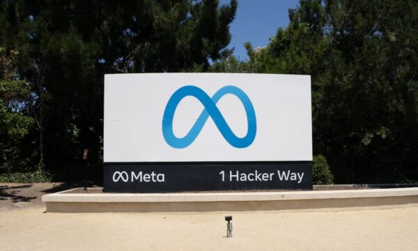 メタが大規模リストラか　AIシフトで8千人削減
