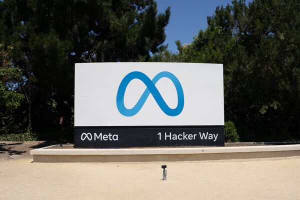メタが大規模リストラか　AIシフトで8千人削減