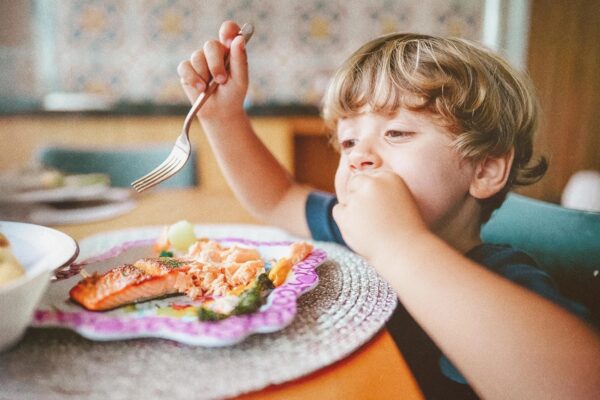 子どもの発達に魚は必要？ 研究が示す脳と行動の関係