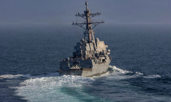 米駆逐艦2隻がホルムズ海峡通過　トランプ氏「先進技術で敵を排除」