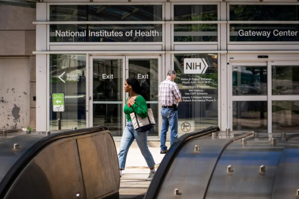 ファウチ氏の部下　COVID-19ワクチン接種拒否で報復恐れる　内部メールで判明