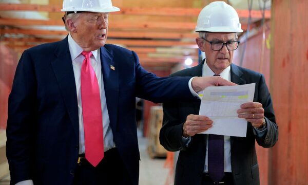 トランプ氏　FRB議長に解任を警告　理事職残留なら