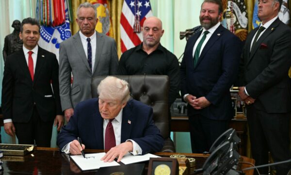 トランプ氏　幻覚剤研究の規制緩和へ大統領令　退役軍人の治療促進狙い