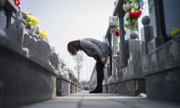中国で広がる奇妙な墓参り 若者は古人に何を託したのか