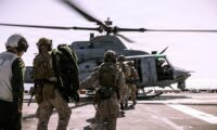 米海兵隊　イラン油タンカーに乗船　封鎖執行の一環