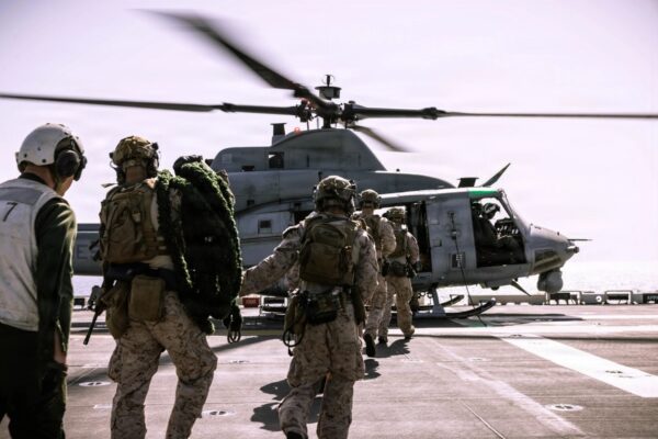 米海兵隊　イラン油タンカーに乗船　封鎖執行の一環