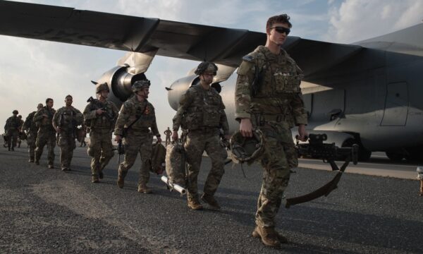 米軍将兵　スマートフォンの位置情報で標的にされるリスク　国防総省が警告