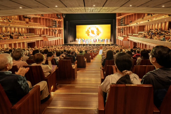 神韻西宮最終公演　3度のカーテンコールに応えるアーティストたち　次は福岡公演へ