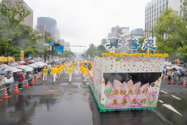 第49回ひろしまフラワーフェスティバル開幕　平和の灯と花のパレードが広島を彩る