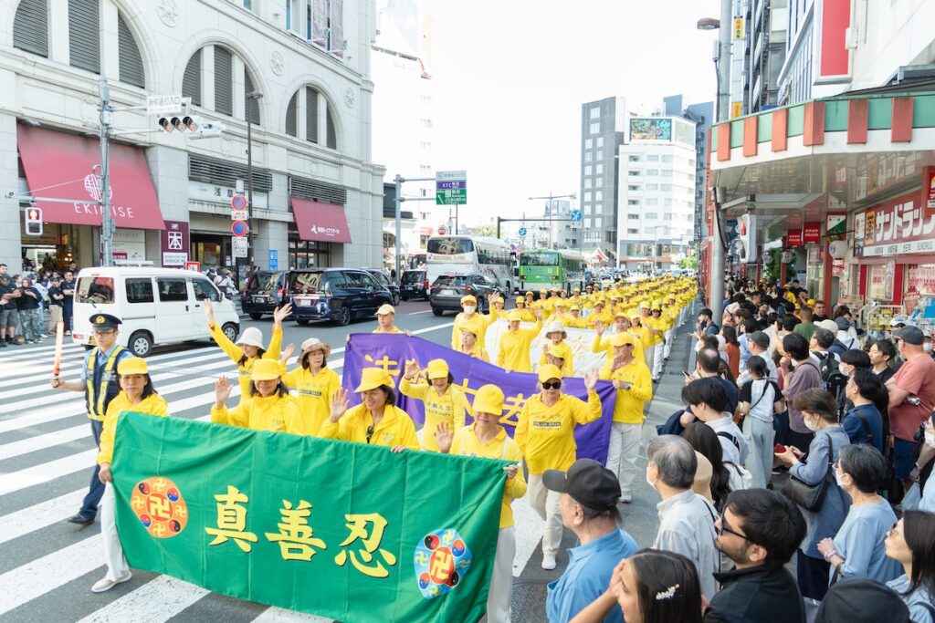 浅草で法輪大法デー記念パレード　沿道から「真・善・忍は大切」の声