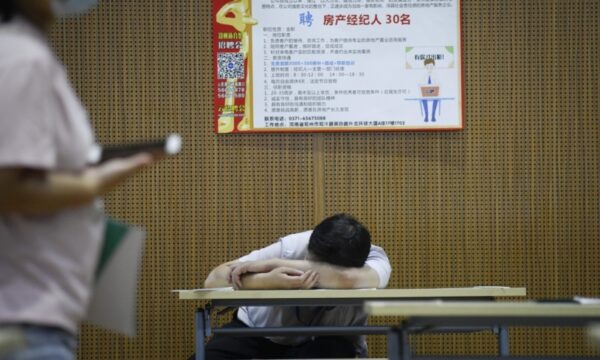 大ヒットした安否確認アプリ「死んだの？」 削除が突きつけた現実