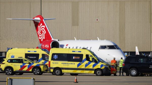 ウイルス感染の船　スペイン到着　各国が帰国便手配