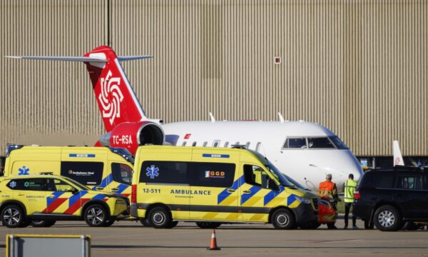 ウイルス感染の船　スペイン到着　各国が帰国便手配