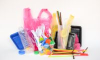 イラン情勢悪化で石油輸送が停滞　アジアでプラスチック不足の懸念