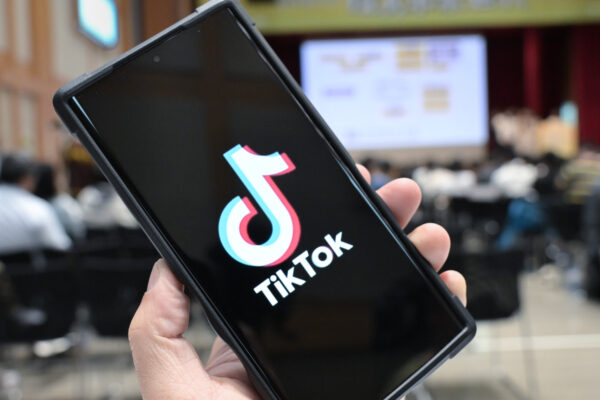 中国版TikTokで「深夜の造反」ラッシュ　若者たちが「隠語」で政権批判