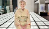 茶道家が称賛「一糸乱れぬ美しさ」　神韻の色彩と舞に感動