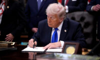 EU製の乗用車・トラックに25％の追加関税　トランプ氏発表