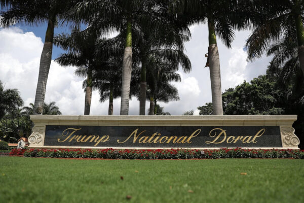 トランプ氏所有のゴルフ場で男を逮捕　警備エリアで妨害行為