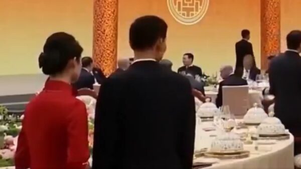 米中晩餐会の女性給仕係に注目集まる　SNSでスパイ疑惑浮上