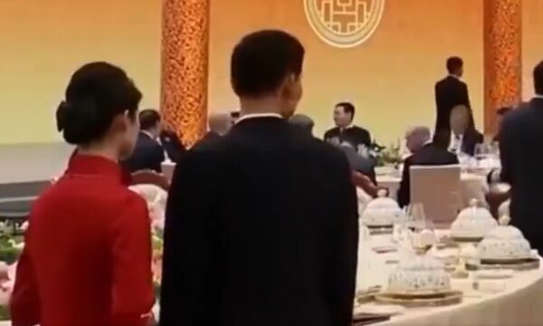 米中晩餐会の女性給仕係に注目集まる　SNSでスパイ疑惑浮上